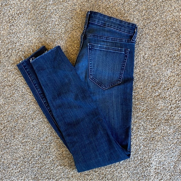 GAP dark indigo denim skinny distressed jeans. Women's 26 regular - Picture 3 of 13